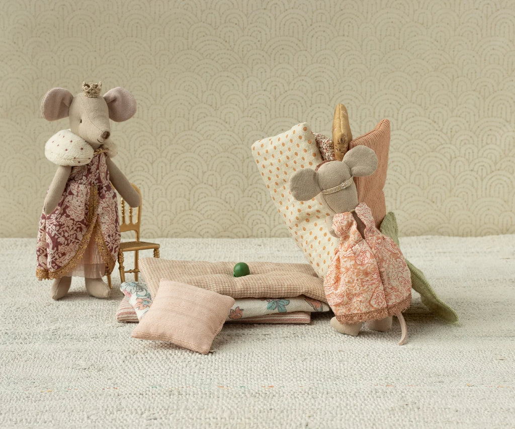 Princess and the pea, Big sister mouse